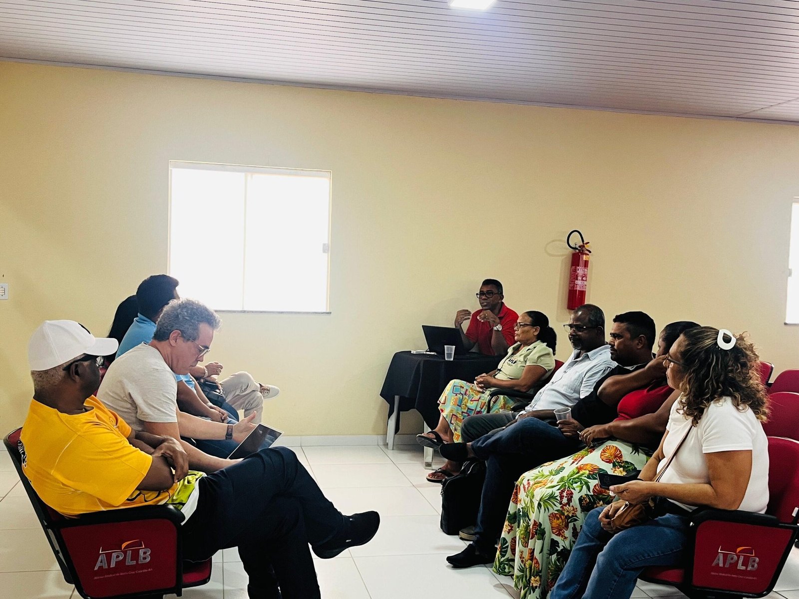 APLB se reúne com vereadores e Secretaria de Educação sobre atraso das aulas